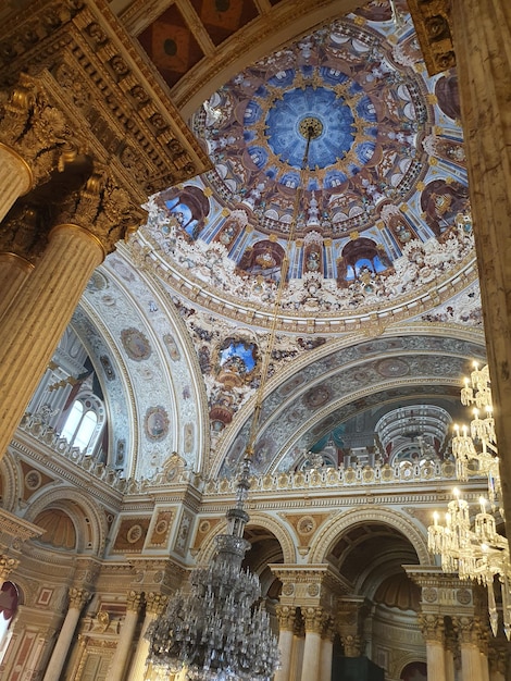 Soffitto pomposo nel palazzo dolmabahce