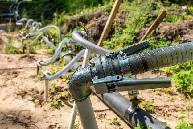 Pompstation grondwater drainagesysteem pompt water uit de grond uitdroging grind landelijke route