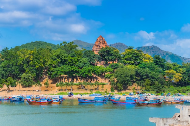 Ponagar Toren van Vietnam met boten op het strand