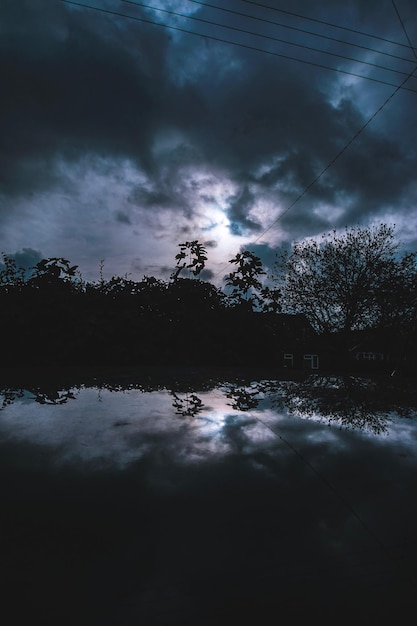 写真 夕暮れの雲の空に照らされた池