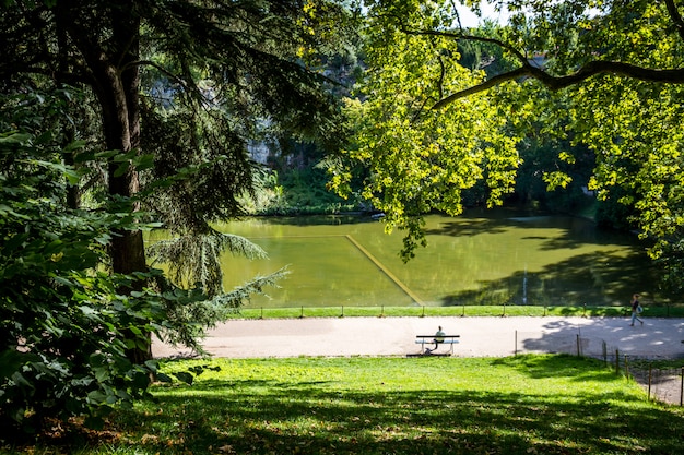 パリのビュットショーモン公園の池