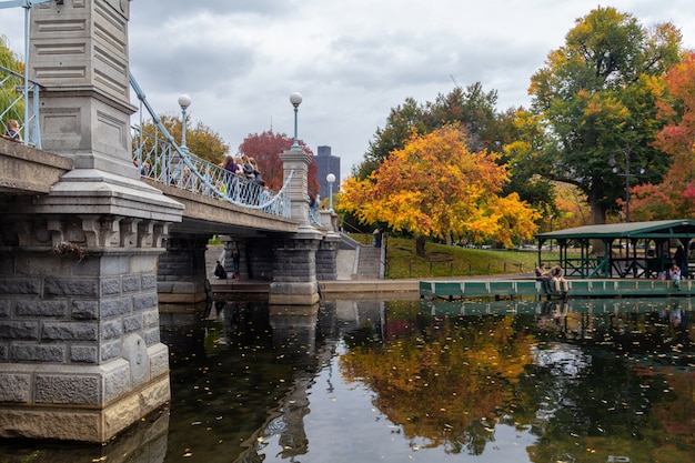 秋の曇りの日にボストンガーデンパークの池