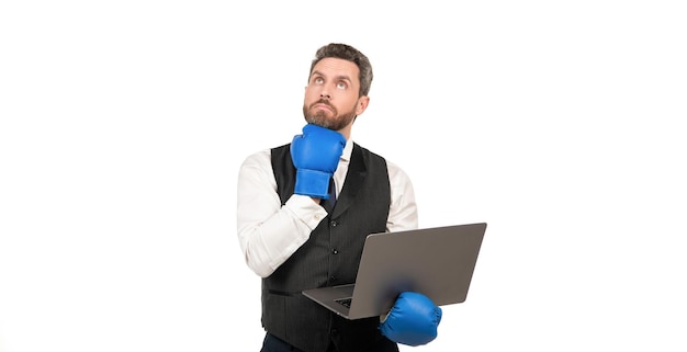 Размышляющий мужчина в боксёрских перчатках и костюме держит ноутбук на белом фоне