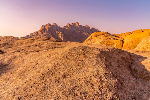 아프리카에서 나미비아의 Spitzkoppe 산 근처에있는 Pondoks.