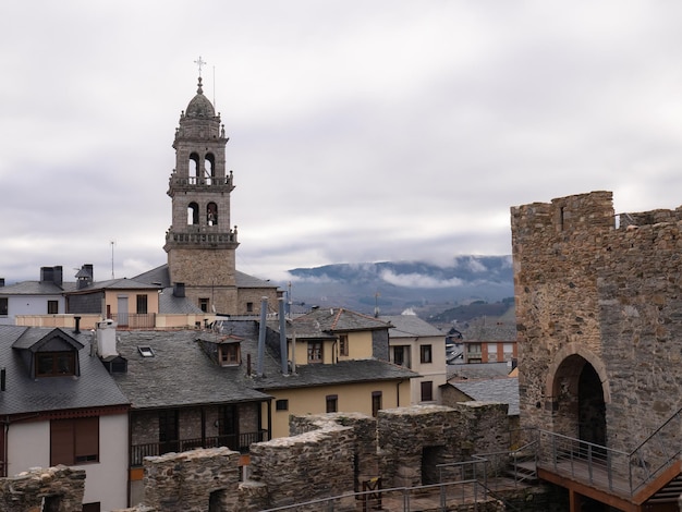 写真 ponferrada leon spain 12122021 バシリカ・デ・ラ・エンシナ・デ・ポンフェラーダの鐘楼は、鐘、ドーム、上部の十字架を示す建物の中で際立っています