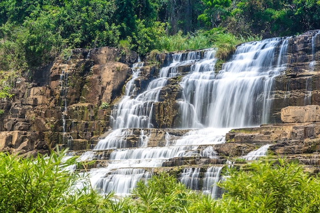 Cascata di pongour vicino alla città di dalat, vietnam