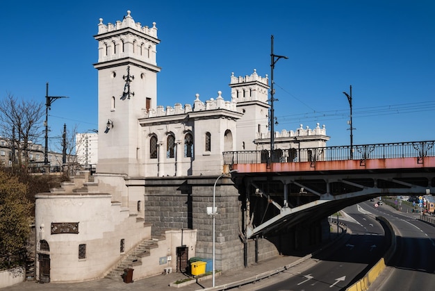 Poniatowski-brug in de stad De steunen van de brug zijn als forttorens Warschau Polen