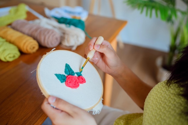 Ponsnaald Aziatische vrouw die handgemaakt maakt Hobby breien in studio workshop ontwerper werkplek Handgemaakt ambachtelijk project DIY borduurconcept