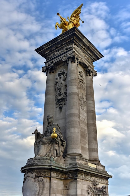 Pont Alexandre III - это арковый мост, который пересекает Сену в Париже. Он соединяет квартал Champs-Elysees с Инвалидами и Эйфелевой башней.