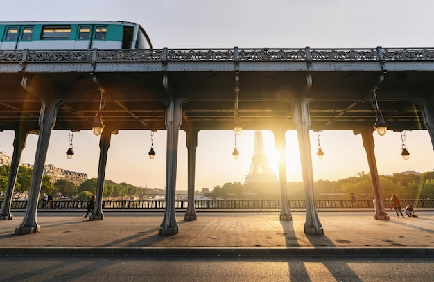 Pont de BirHakeim с метро и эйфелевой башней на рассвете