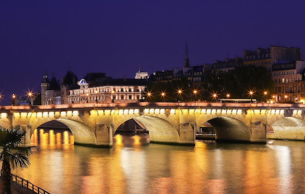 Новый мост Pont Neuf и река Сена ночью Париж Франция