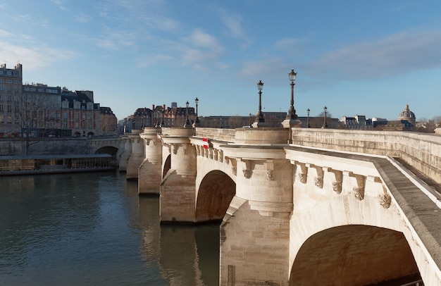 Новый мост Pont Neuf и река Сена Париж Франция