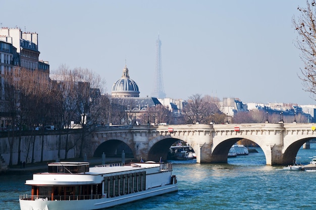 사진 에펠탑과 프랑스 아카데미가 있는 퐁네프