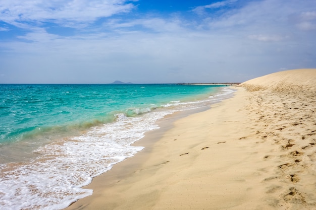 Пляж Понта-Прета и дюна в Санта-Мария, остров Сал, Кабо-Верде