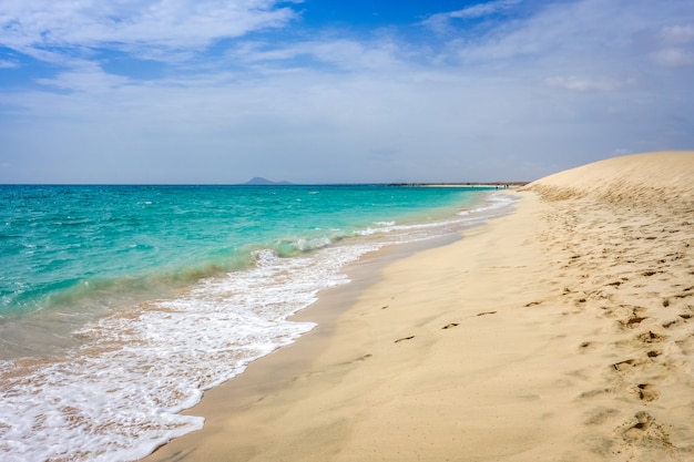 Ponta preta strand en duin in Santa Maria, Sal Island, Kaapverdië