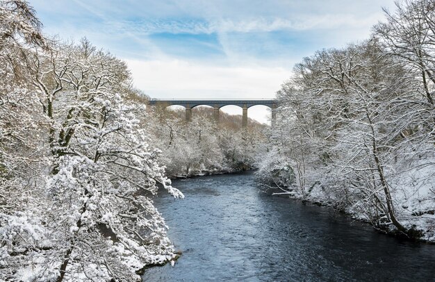 눈이 내리는 웨일즈의 Llangollen 근처 Pontcysyllte Aqueduct