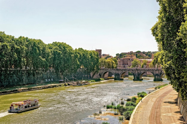 Ponte Cavour-brug over de rivier de Tiber in Rome in Italië. Uitzicht vanaf Ponte Umberto. Speciaal getint in vintage stijl