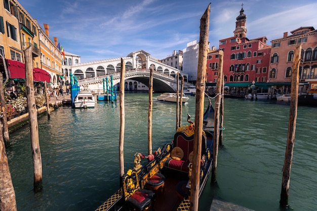 Ponte di Rialto (Rialtobrug) in Venezia, Veneto, Italië.