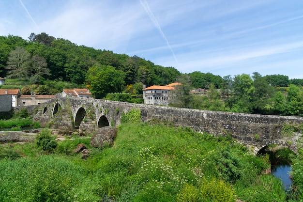 Photo ponte maceira romanesque bridge from the 13th century a coruna galicia spain