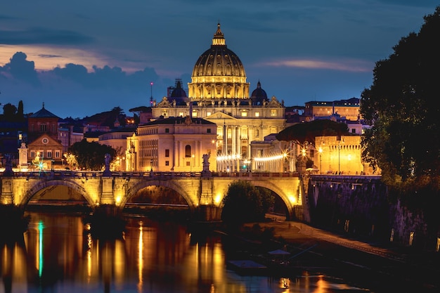Ponte sant angelo over de rivier de Tiber in de stad 's nachts