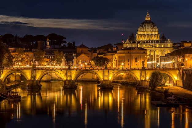 Ponte sant angelo over de rivier de Tiber in de stad 's nachts