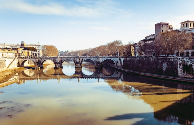 Ponte Sant'Angelo over de rivier