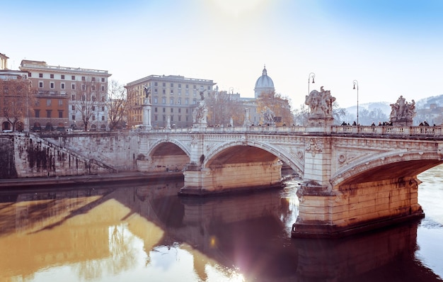 Foto ponte sant'angelo sul fiume tiber presso la basilica di san pietro