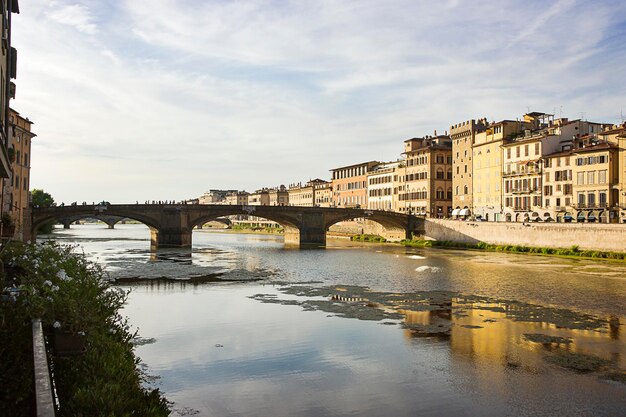 夏にイタリアのフィレンツェのポンテサンタトリニタ橋