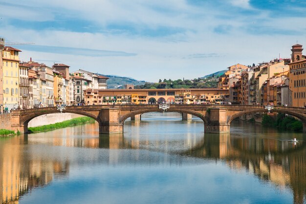 Ponte Santa Trinita-brug over de rivier de Arno, Florence, Italië