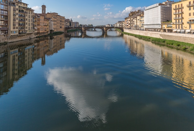 イタリア、フィレンツェのアルノ川に架かるヴェッキオ橋