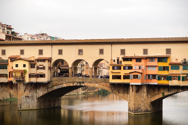 Ponte vecchio sul fiume arno a firenze, italia.