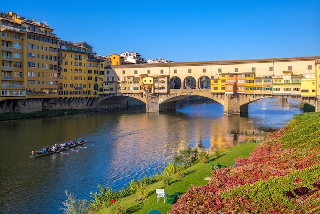 イタリア、トスカーナ、フィレンツェのアルノ川に架かるヴェッキオ橋。