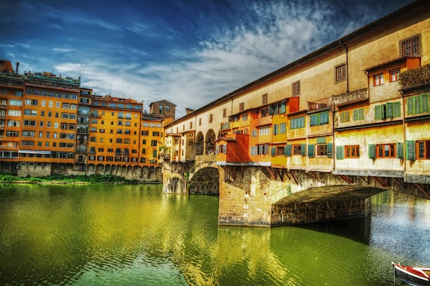 Ponte Vecchio gezien vanaf de Arno-bank in Florence, Italië