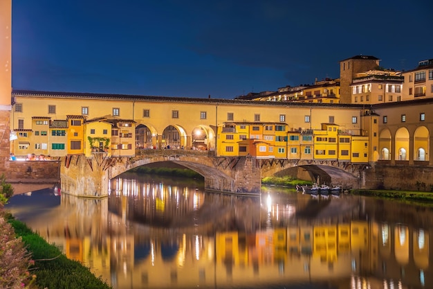 Ponte Vecchio over de rivier de Arno in Florence, Italië