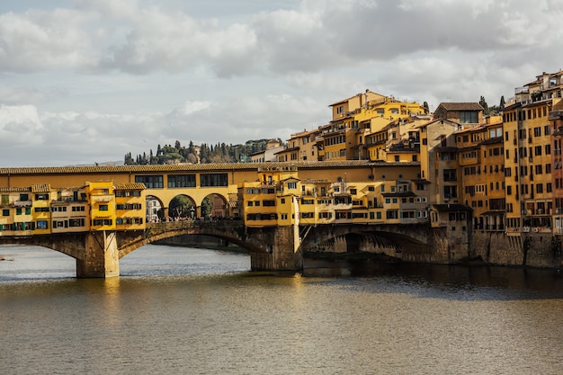 イタリア、フィレンツェの晴れた春の日にアルノ川とヴェッキオ橋。