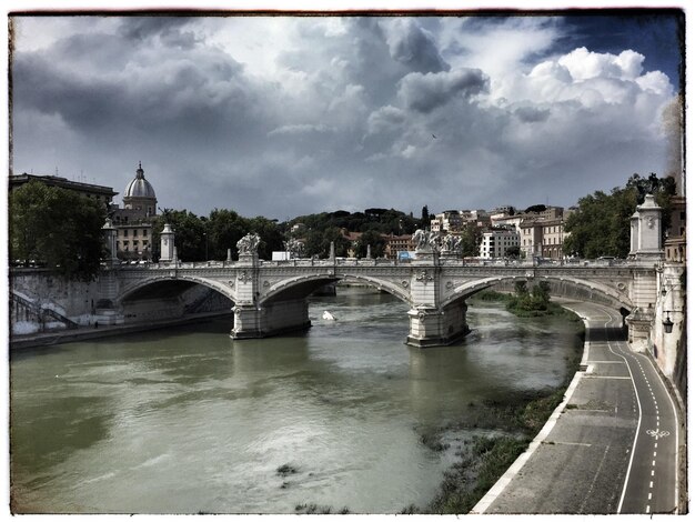 사진 폰테 비토리오 에마누엘레 2세 (ponte vittorio emanuele ii) - 티베르 강을 가로질러 구름이 가득한 하늘