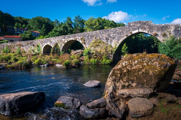 Pontemaceira is een dorp doorkruist door de rivier de Tambre op de Camino de Santiago Galicia Spanje