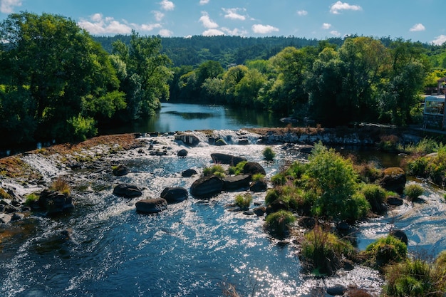 Foto pontemaceira is een dorp doorkruist door de rivier de tambre op de camino de santiago galicia spanje