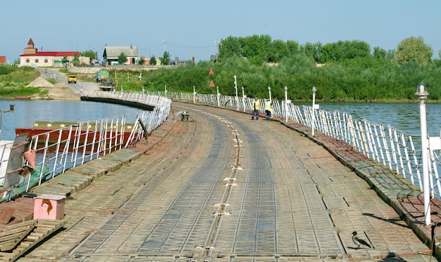 Понтонный мост через реку Оку в солнечный летний день