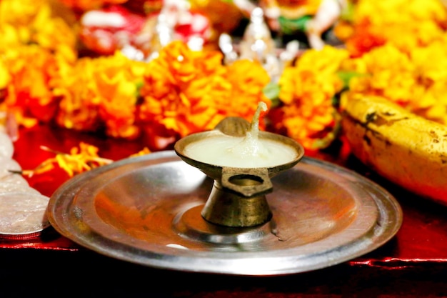 Pooja Materiaal Puja Sahitya in hindoeïstische religie uit India gerangschikt in een groep selectieve focus