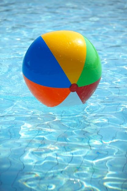 Foto palla da spiaggia da piscina