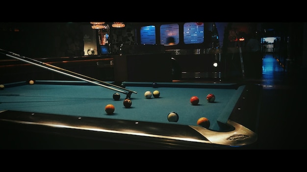 テーブルの上に棒を持ったプールボール