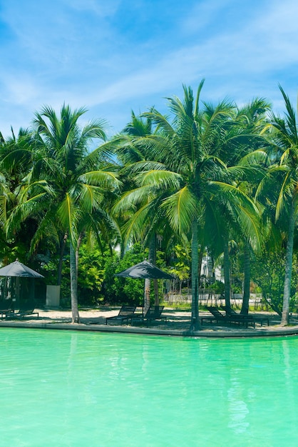 Pool bed around swimming pool