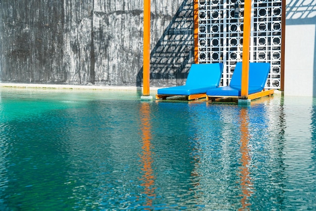 Lettino a bordo piscina intorno alla piscina