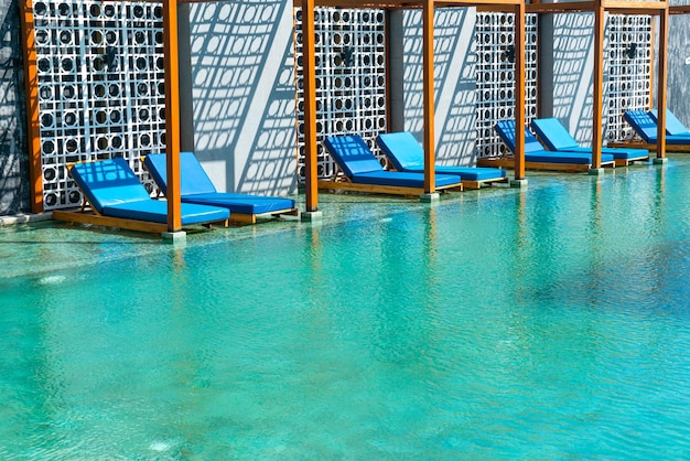 Pool bed around swimming pool