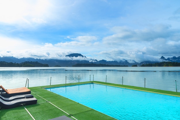 Vista sulla piscina e sul lago