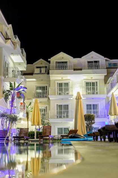 Illuminazione della piscina nel cortile di notte per lo stile di vita familiare e la zona giorno.