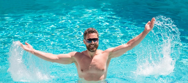 수영장 파티 여름 분위기 개념 여름 휴가 남자 물에 안경을 착용 남자 얼굴 초상화 배너 복사 공간