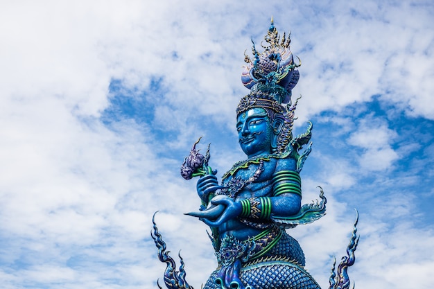 Pool snijd van kunstsprookje bij Wat Rong Sua Ten-tempel met blauwe hemelachtergrond