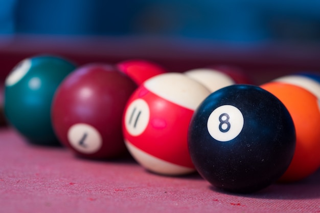 Poolballen op rode vilten lijst